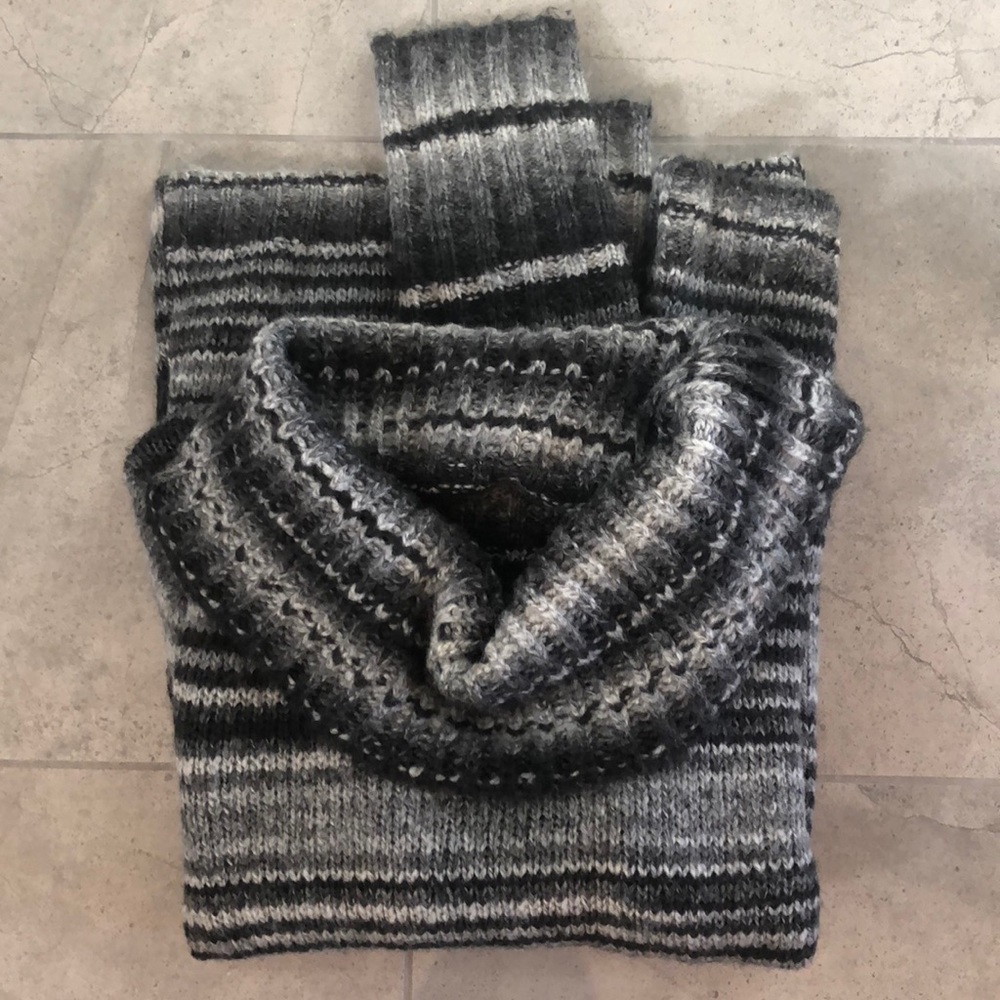 Black and white wide turtleneck